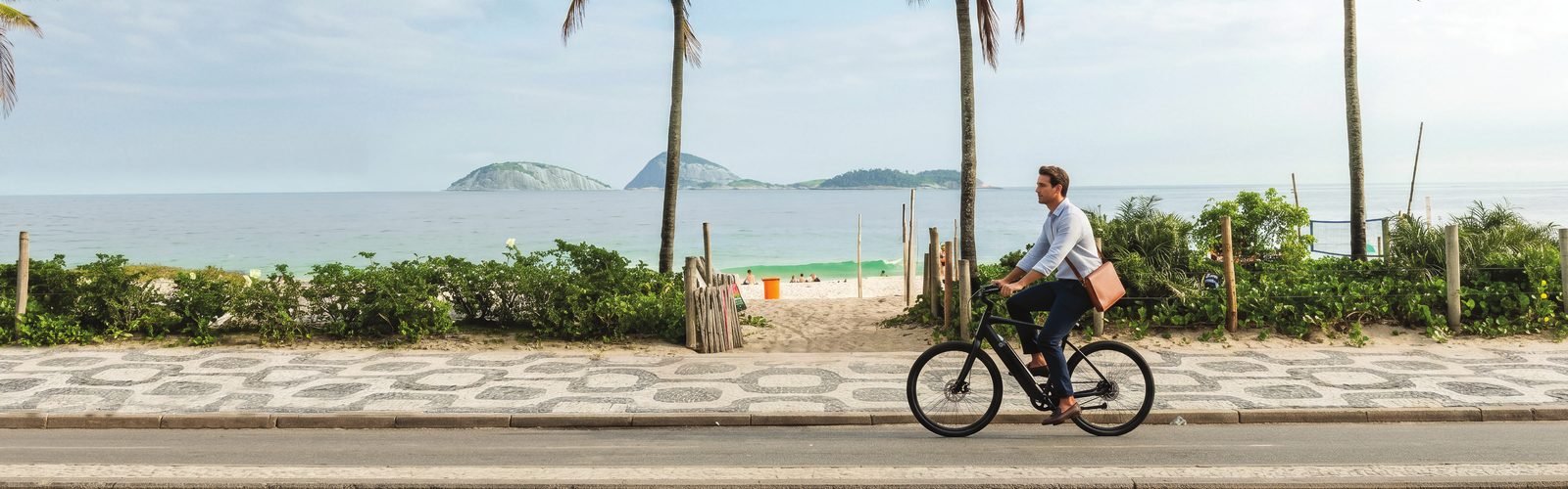 Orla de Ipanema com ciclista