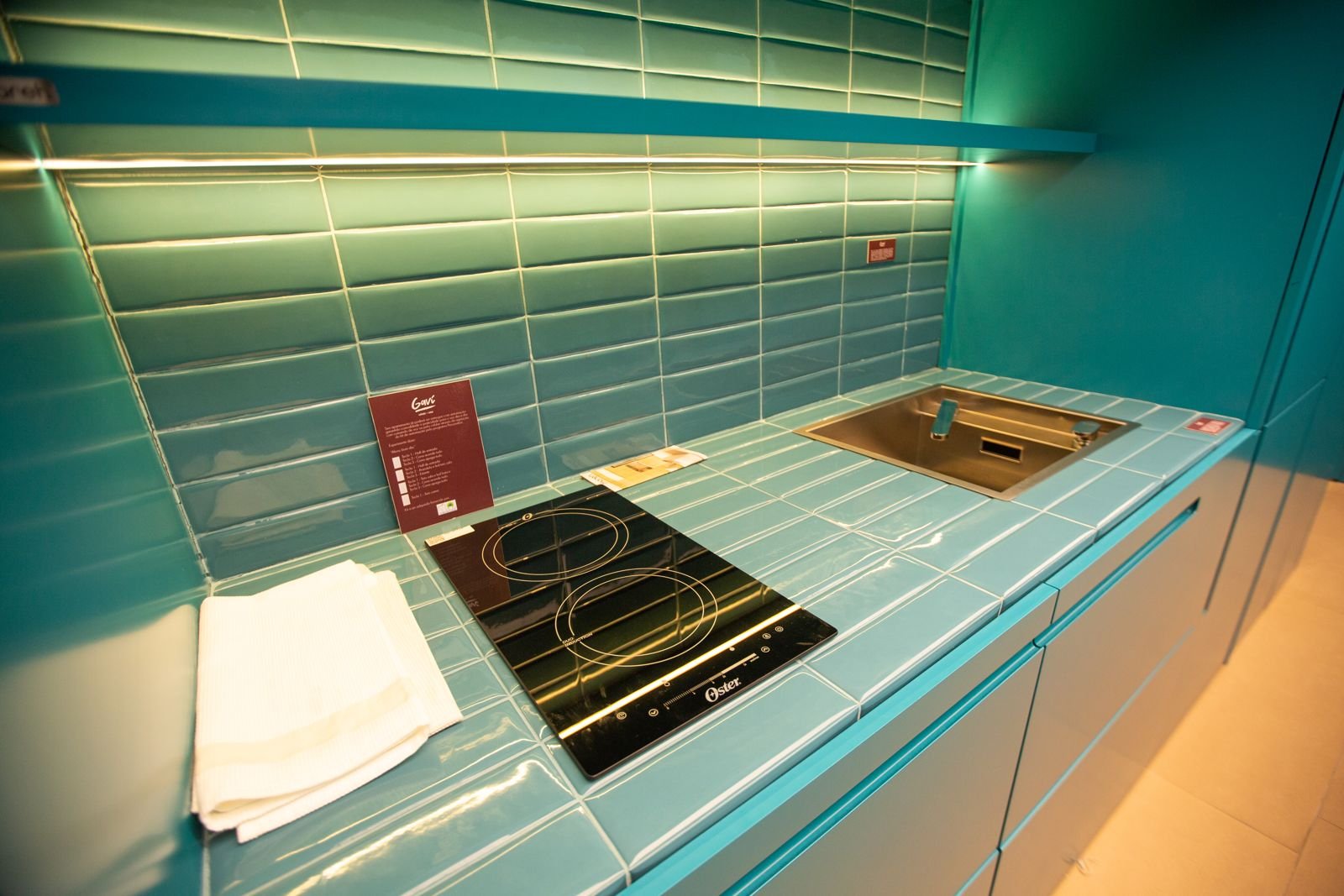 Countertop with cooktop in the Gaví model studio