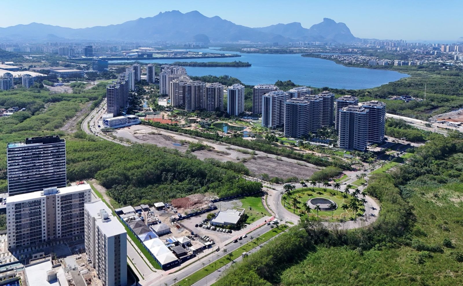 Aerial view of the Ilha Stay plot, next to Ilha Pura and the lagoon