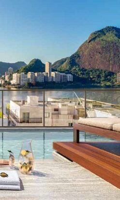 Deck do rooftop com vista para a Lagoa e as montanhas
