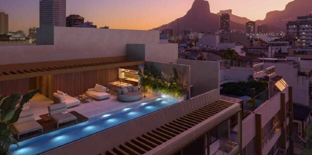 Piscina no rooftop à noite com vista para a Lagoa