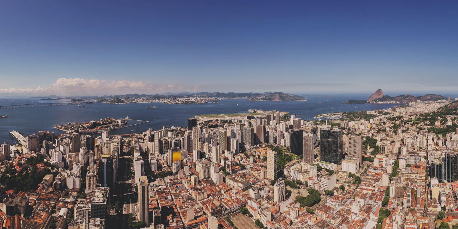Vista aérea do Centro do Rio de Janeiro com destaque para a localização do Lumière