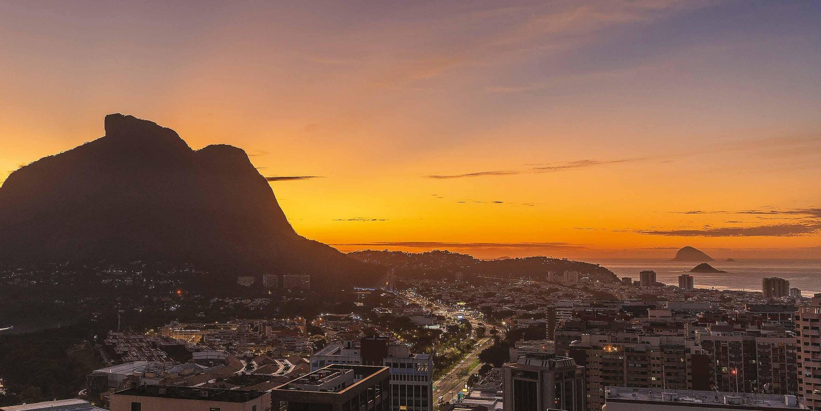 Atardecer sobre la Pedra da Gávea y Barra da Tijuca, visto desde Niemeyer 360 Residences