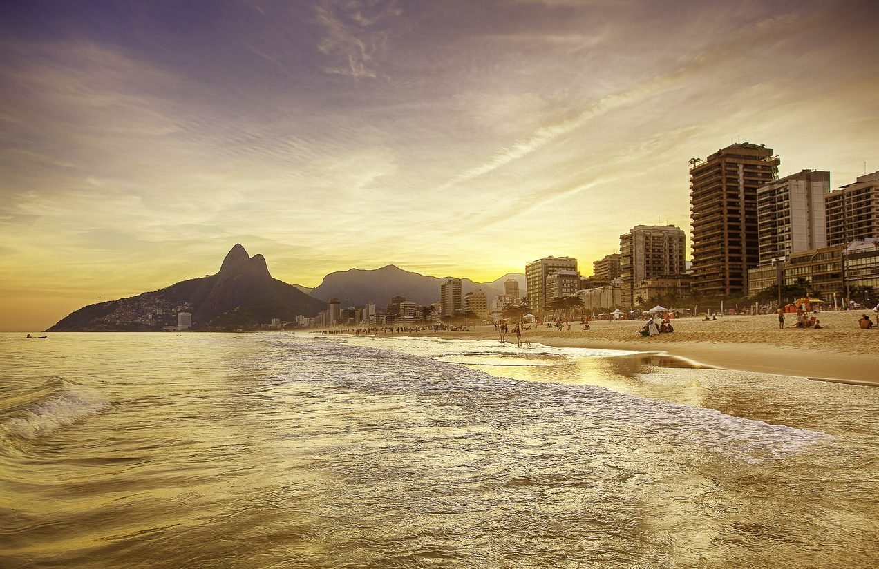 Playa de Ipanema con el Morro Dos Hermanos al atardecer